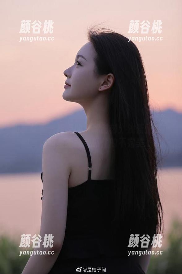 初夏女神 - 点点的自嘲时刻：浅蓝正装中的高清图集无意间抓住的不完美.txt