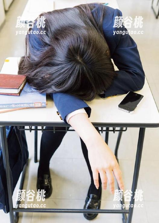 来看看可可小白兔的吊带图集，在线重温她的甜美瞬间！.txt