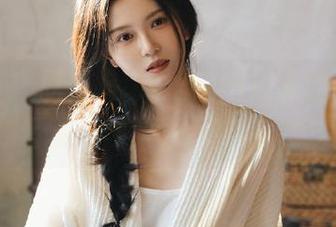 嗲囡囡 – 原图揭秘：yumi黄奕清最新短裙写真展现她的独特魅力.txt