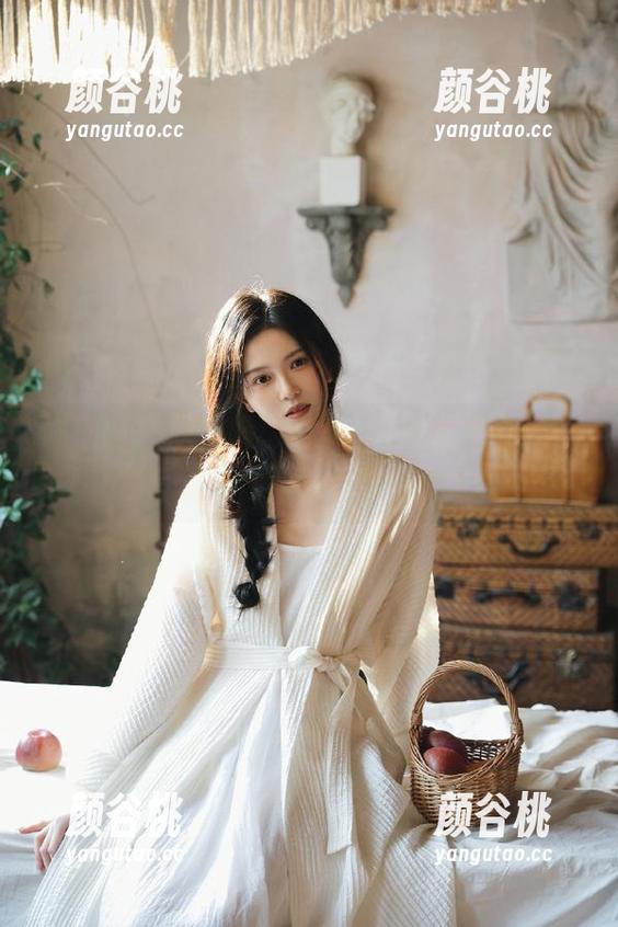 嗲囡囡 - 原图揭秘：yumi黄奕清最新短裙写真展现她的独特魅力.txt