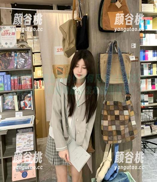 嗲囡囡 - 观看陈怡曼如何用白衬衫搭配出无限风格，尽在她最新发布的图包中！.txt