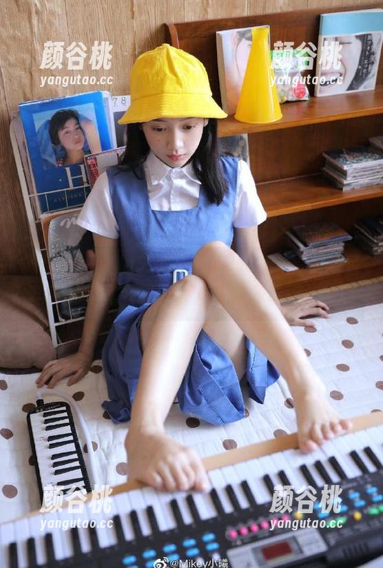 嗲囡囡 - 尖端艺术：鱼子酱fish的最新写真集，兔耳朵制服蕾丝展现多样风情.txt
