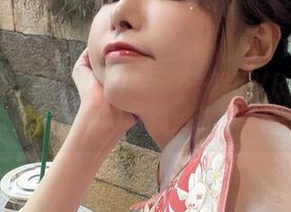 夏小秋秋秋的写真作品：一起玩VR游戏的女友照片，梦幻时刻免费畅享！.txt