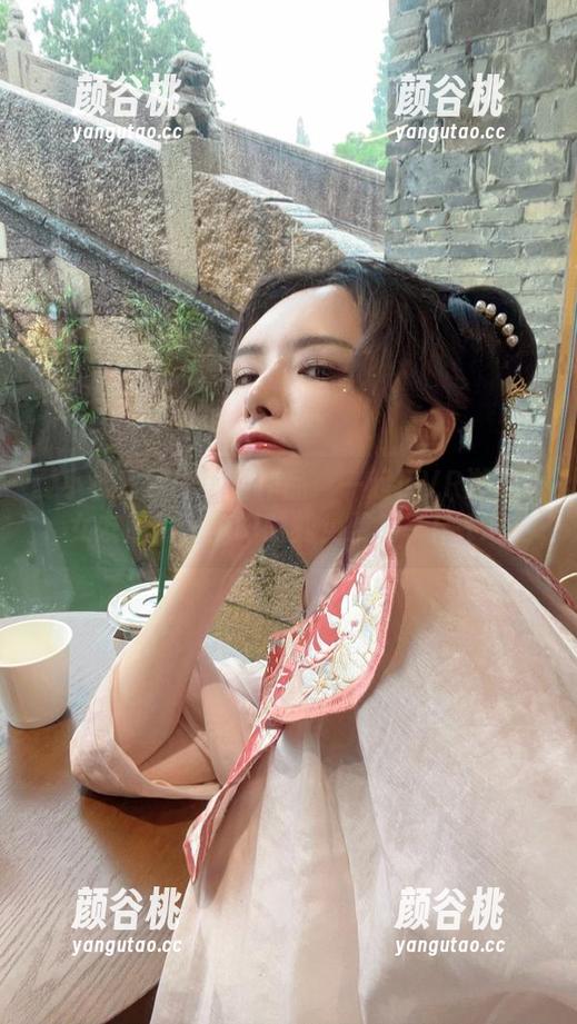夏小秋秋秋 夏小秋秋秋的写真作品:一起玩VR游戏的女友照片,梦幻时刻免费畅享!.txt