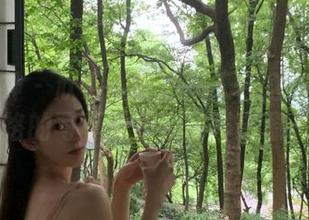 头条女神 – 欣赏张蓝欣的天台之美：独特风格的写真图集及多样资源.txt