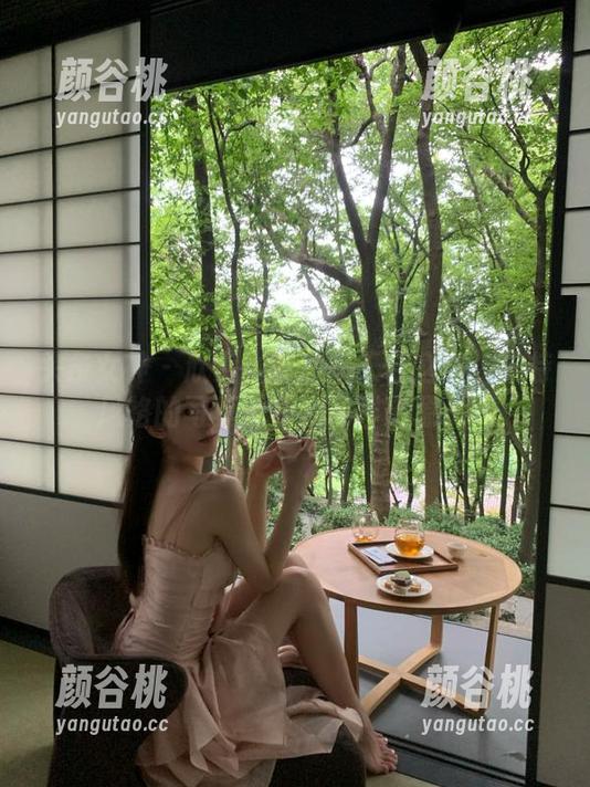 头条女神 - 欣赏张蓝欣的天台之美：独特风格的写真图集及多样资源.txt