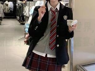 头条女神 – 漫游文雪的吊带世界，畅享精品原图资源带来的视觉盛宴.txt