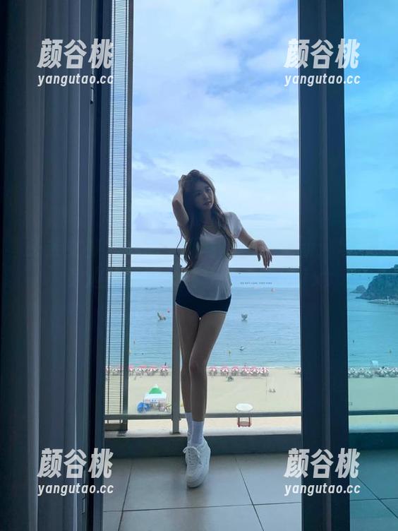 头条女神 - 易阳全新写真图包更新：与你身边的莫妮卡共享优雅瞬间.txt