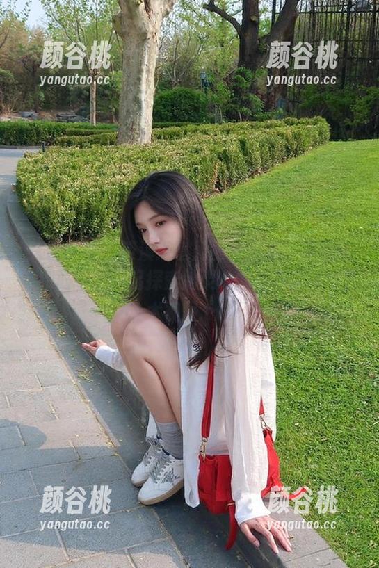 头条女神 - 筱溪浴室无圣光图集：在细腻的瞬间中，一起探索她灵动的生活哲学与艺术视野.txt