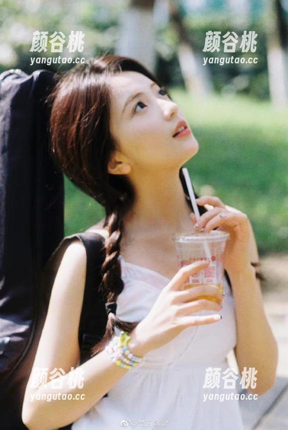 头条女神 - 郭婉婷无圣光眼镜风格写真：原图呈现她打破常规的个性魅力.txt