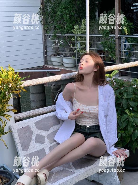 微密圈 - 甜美果冻风潮，奶雯最新套图更新，带你体验不一样的视觉享受！.txt