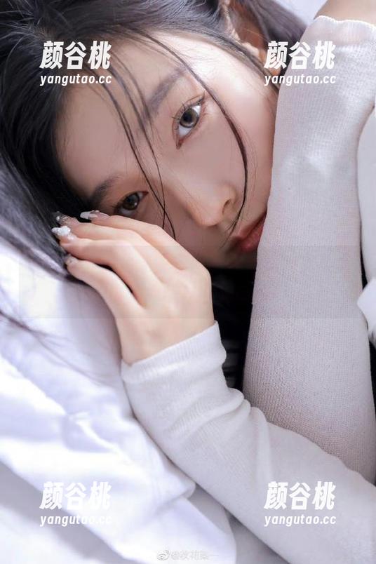 微密圈 - 奶雯泳衣套图全面更新，完美展示她的迷人曲线与时尚品味！.txt