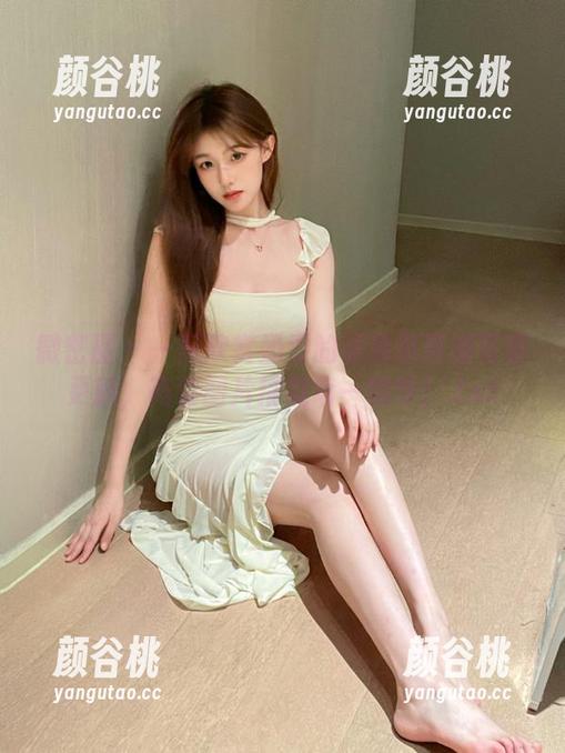 微密圈 - 一起欣赏奶雯的银色吊带裙写真更新，高清图片捕捉每一细节！.txt