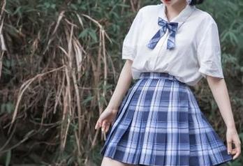 学妹加速跑 – 精选图库揭秘九九的格子裙：优雅与俏皮的完美碰撞.txt