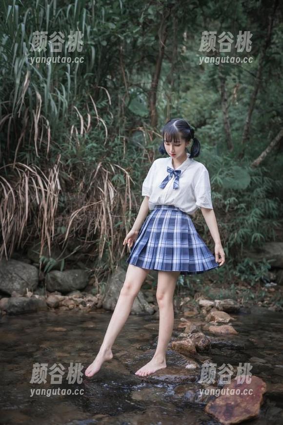 学妹加速跑 - 精选图库揭秘九九的格子裙：优雅与俏皮的完美碰撞.txt
