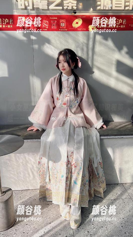 小女巫露娜老师上课了，浓缩了知识和美感——原图合集，带你领略她的教学与魅力.txt