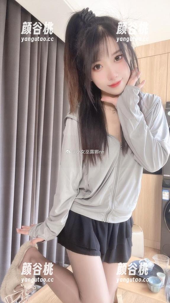 免费获取小女巫露娜黑色写真美图，感受她独特的艺术魅力吧！.txt