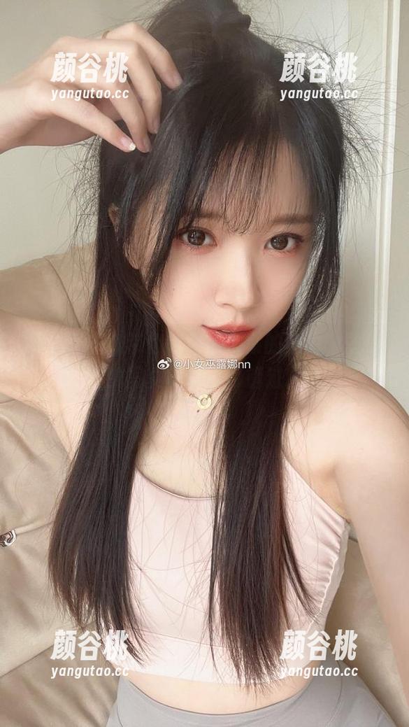小女巫露娜带你领略镭射紫的魅力，壁纸般的写真真的不可错过.txt