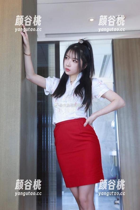 尽情欣赏小女巫露娜的吊带写真，迷人的图片等你来发掘！.txt