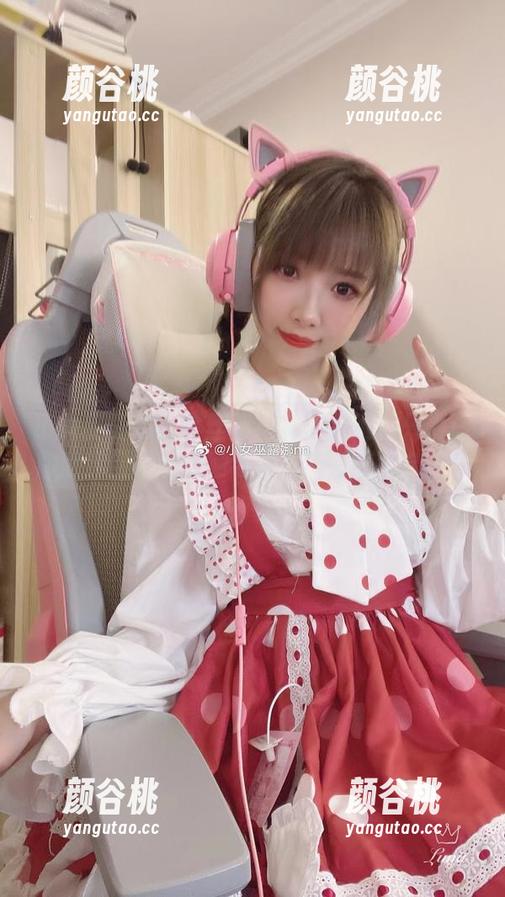 小女巫露娜的金丝旗袍高清壁纸：只为让你欣赏到她的自嘲与优雅的完美结合.txt
