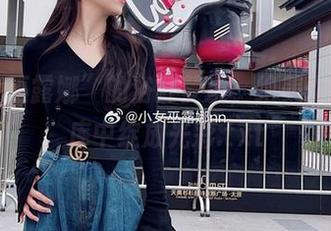 “小女巫露娜”的浴缸梦境，绝美作品在图库中绽放光彩.txt