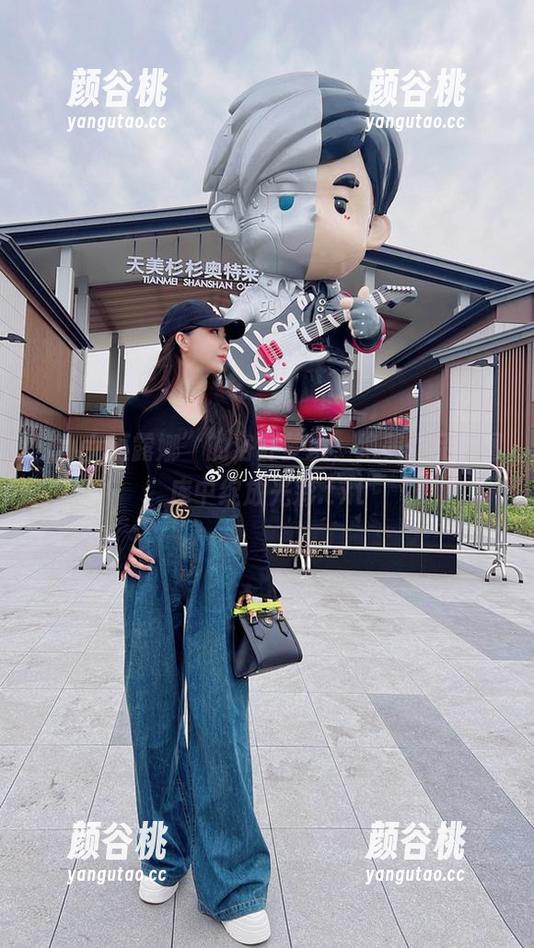 “小女巫露娜”的浴缸梦境，绝美作品在图库中绽放光彩.txt