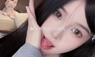 充满梦幻的“网袜”世界：小小奶瓶儿的写真图集，免费下载.txt