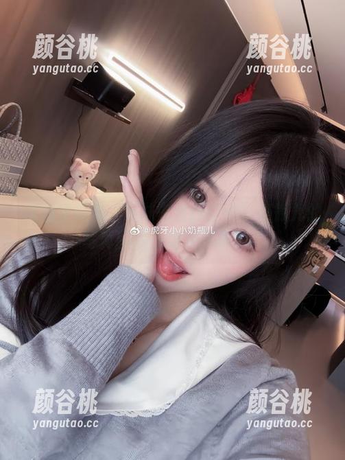 充满梦幻的“网袜”世界：小小奶瓶儿的写真图集，免费下载.txt