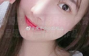 走进小小奶瓶儿的摄影风格，欣赏她在图库中呈现的每一件礼服作品。.txt