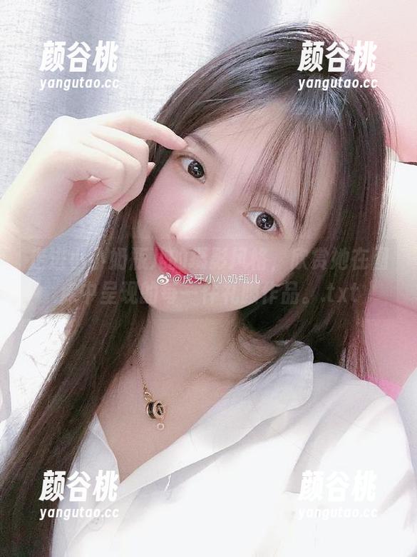 走进小小奶瓶儿的摄影风格，欣赏她在图库中呈现的每一件礼服作品。.txt