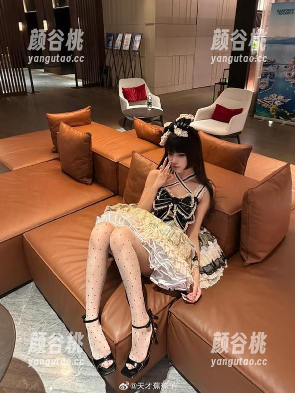 尤果网 - 小潘鼠私房肉丝合集揭晓，带你感受少女心与性感的完美碰撞！.txt