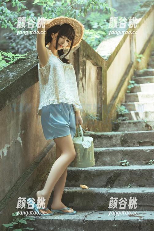 尤果网 - 穆菲菲全套写真图片，天台上的魅力时刻不容错过！.txt