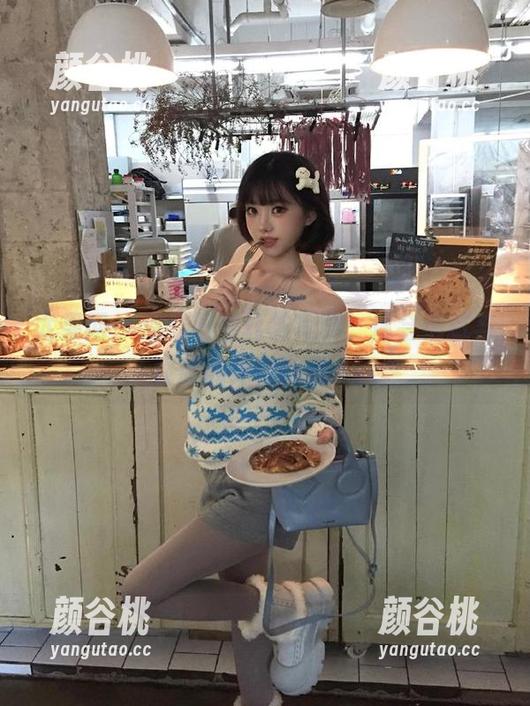 尤果网 - 观看靳宝丝袜写真，体会细腻与性感的绝妙融合.txt
