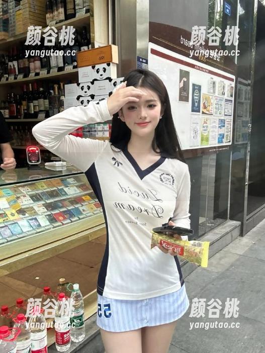 尤物馆 - 在俞夕梦的灰丝私拍套图中探寻神秘而优雅的气息.txt