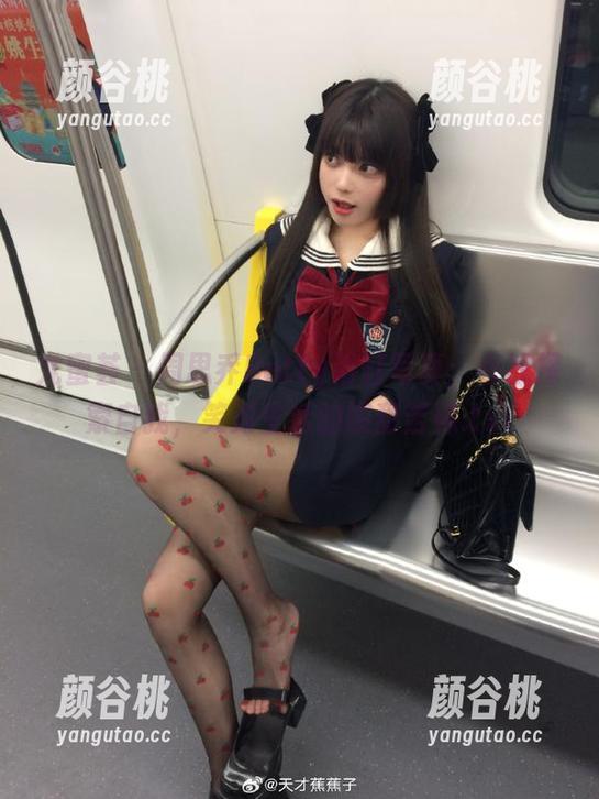 尤蜜荟 - 周思乔Betty浴缸写真：在线探索自我，笑对生活的酸甜苦辣.txt