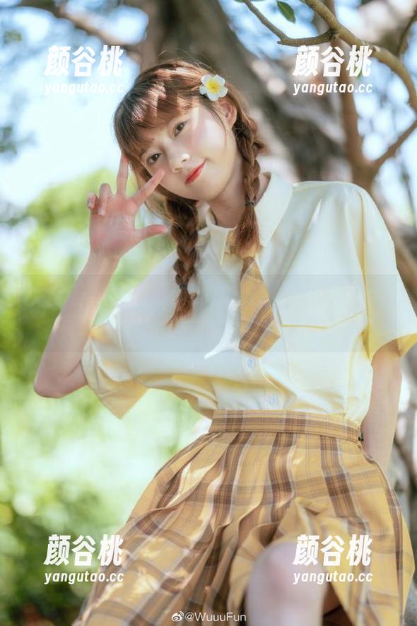 尤蜜荟 - 是小逗逗的秘密瞬间：每一张写真原图都藏着她的情感与思考.txt