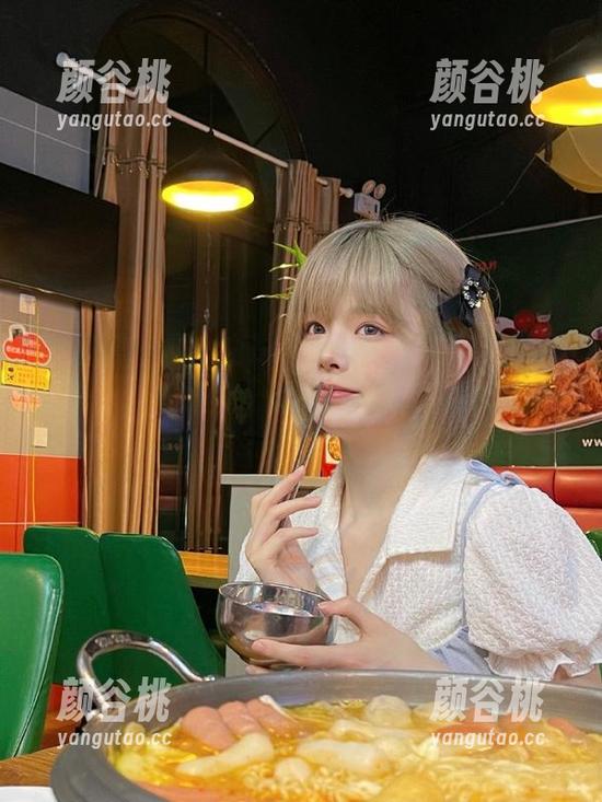 尤蜜荟 - 樱小白baby瑜伽秀：免费作品宣告，‘就地躺’也是一门高深的技巧！.txt