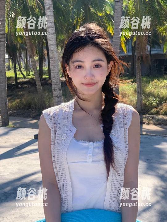 尤蜜荟 - 清新典雅的筱慧icon短裙写真图集，释放缤纷夏日的无限魅力！.txt