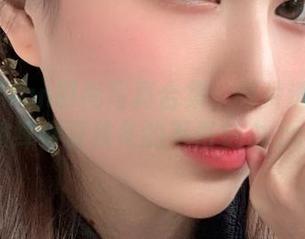 年年Nnian时尚写真合集：亮片透明礼服演绎春夏秋冬的不俗魅力.txt