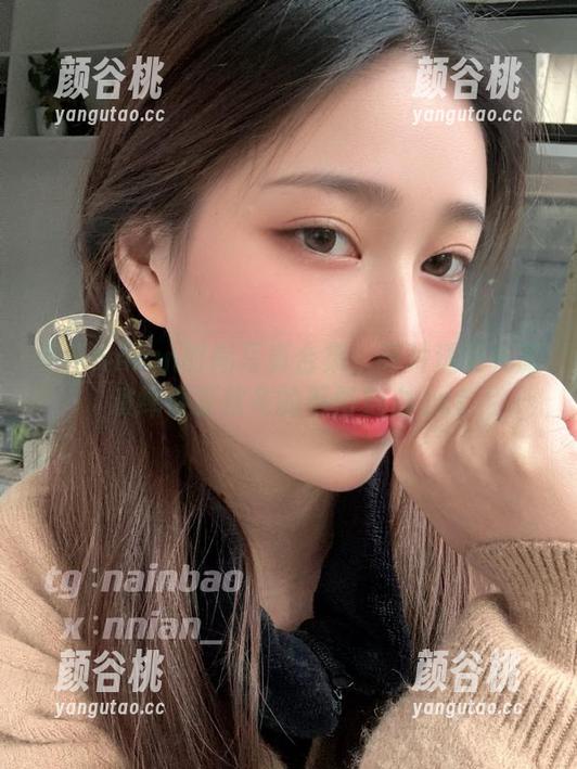 年年Nnian时尚写真合集：亮片透明礼服演绎春夏秋冬的不俗魅力.txt