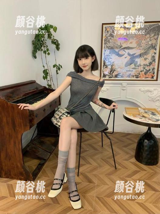 微密圈 - 张思允的靓丽时刻：美腿写真套图尽显迷人风采.txt