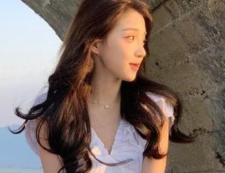欣赏慕丝女郎的精致写真作品：酒店包裙肉丝展现女性之美.txt