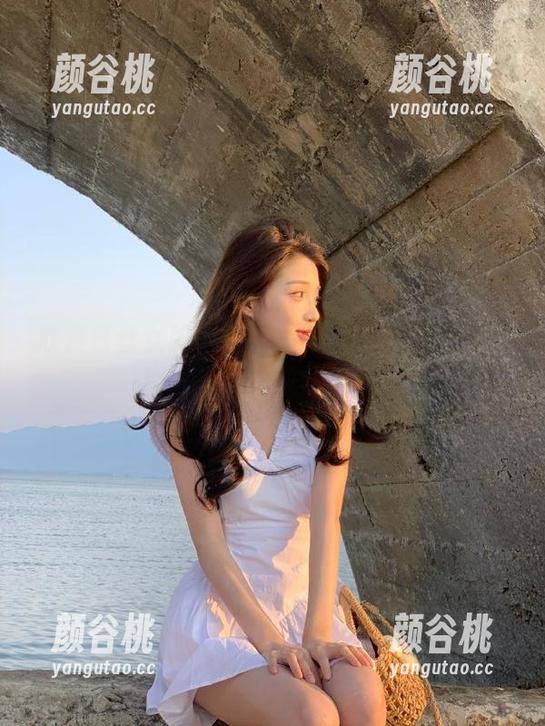 欣赏慕丝女郎的精致写真作品：酒店包裙肉丝展现女性之美.txt