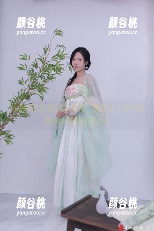 抖娘利世空姐COS图集，带你走入空中时尚与优雅的世界.txt