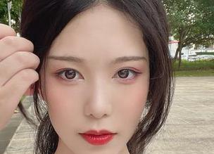 网盘特供：抖娘利世红环黑丝写真合集，感受不一样的风情.txt