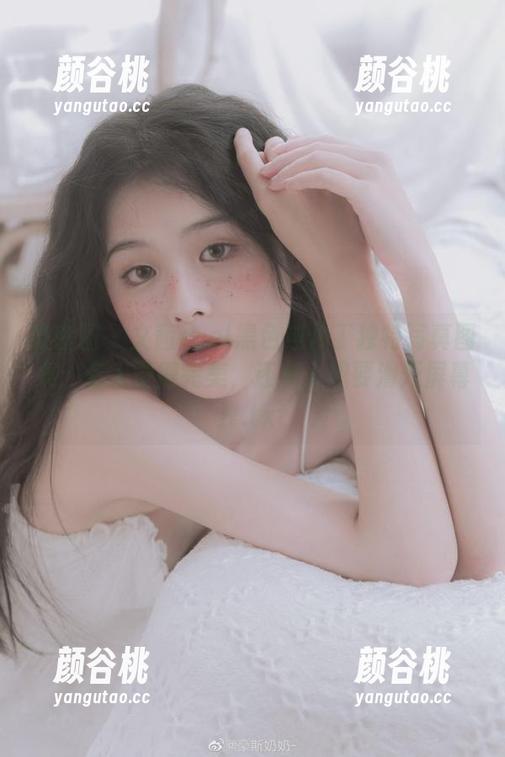 微密圈 - 文茜cool黑色连体丁独特写真图集：有人觉得完美，还有人想要滑开屏幕！.txt