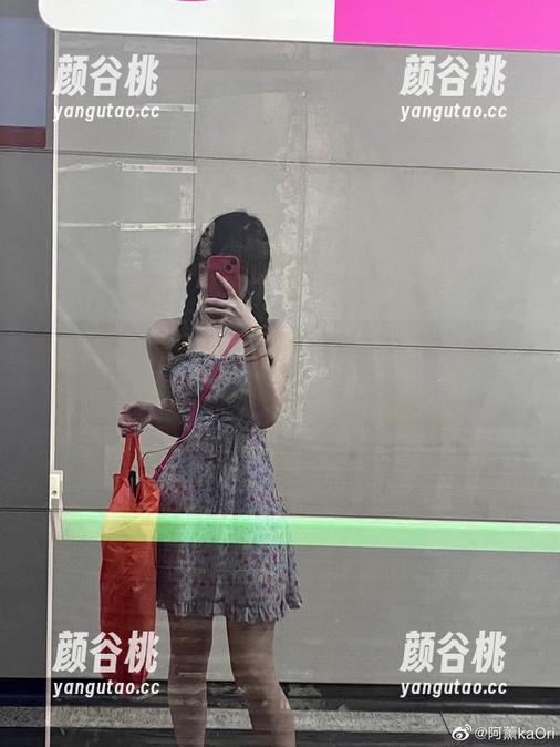 免费下载独家是你的阿薰呀黑丝OL写真，带你进入魅惑与专业并存的世界！.txt