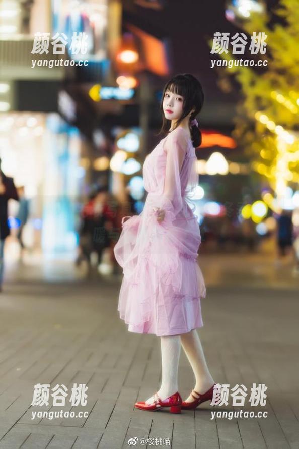 桜桃喵的毛衣写真套图，绽放出冬季的温暖与优雅瞬间.txt