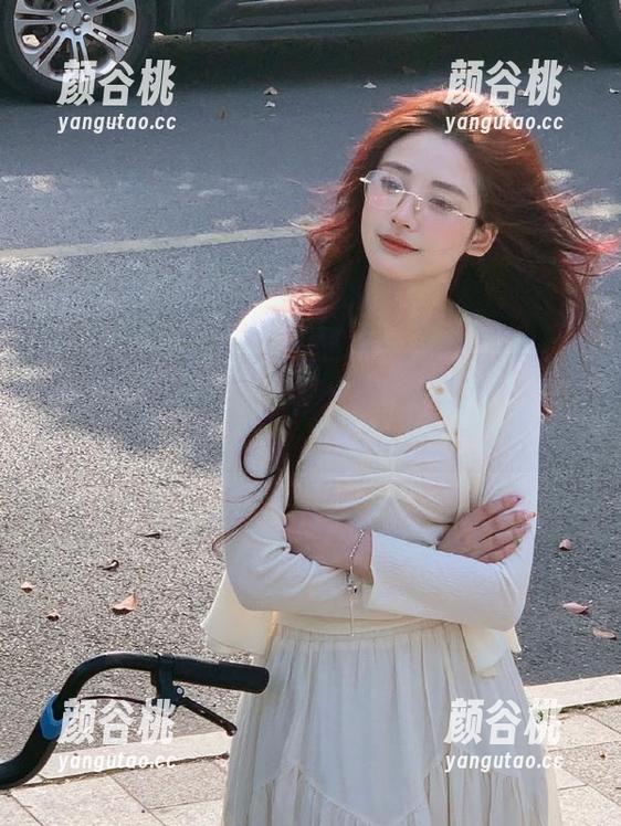 梦丝女神 - 全套刘诺双人写真：从构图到情感，她的镜头下你能看到什么？.txt