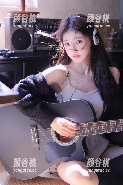 梦丝女神 - 雪馨裤里丝写真分享：每一张都是精致的搞笑，带你走进她的搞笑时尚之旅！.txt